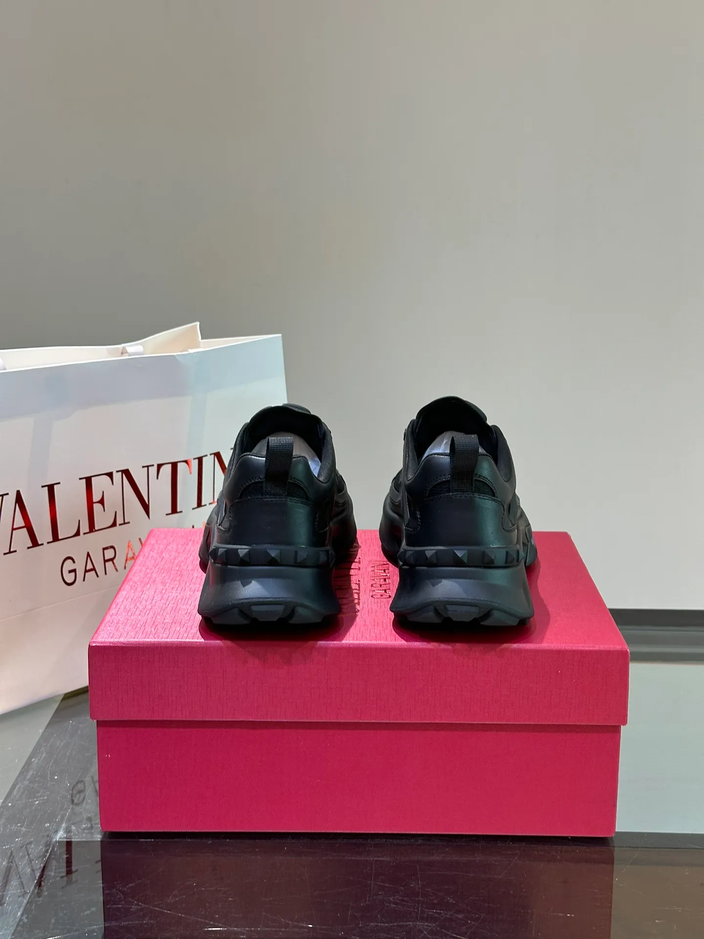 P500¥ Valentino/Valentino GaravaniTotaloopV logo new sports shoes, with leather details, silk screen printing on the tongue, combined with outsole, really easy to wear and very comfortable ~ Comes with 5 cm height increase✔️A must-have pair for fashionable men and beautiful women in summer! Size: 38-46